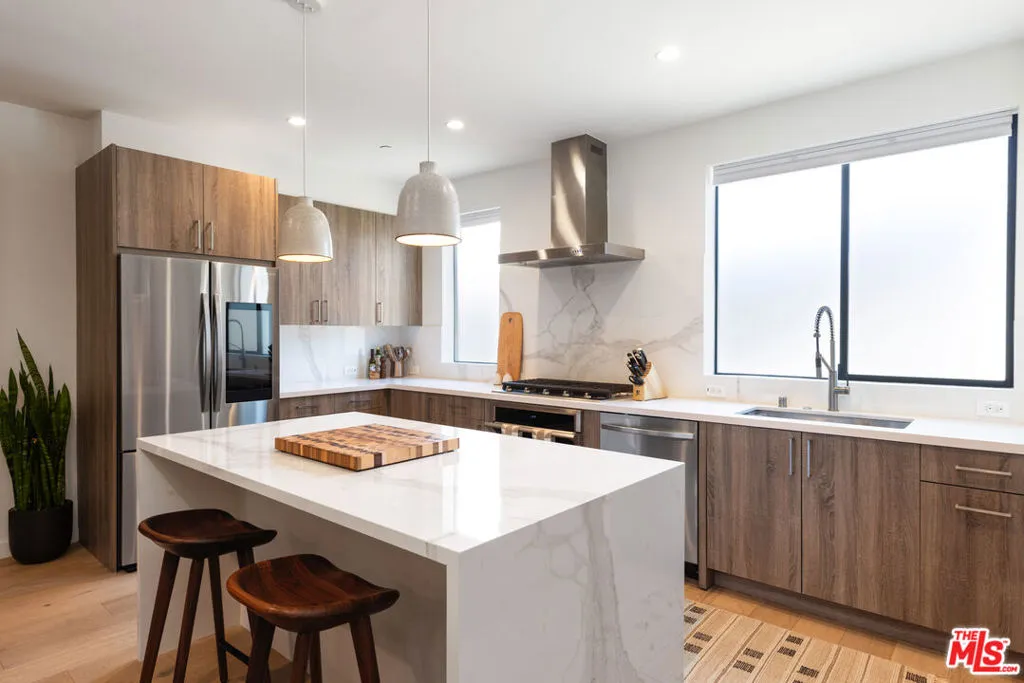 1204 N Thomas Lane, Los Angeles, California 90038 home-pic-5